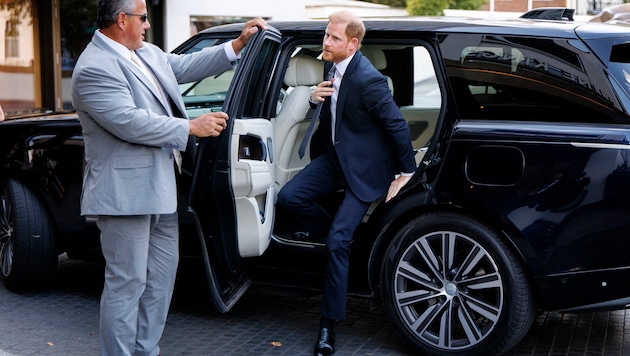 Schock-Moment für Harry! Beim England-Besuch zeigt er sich entspannt – da ahnt er nicht, dass ...