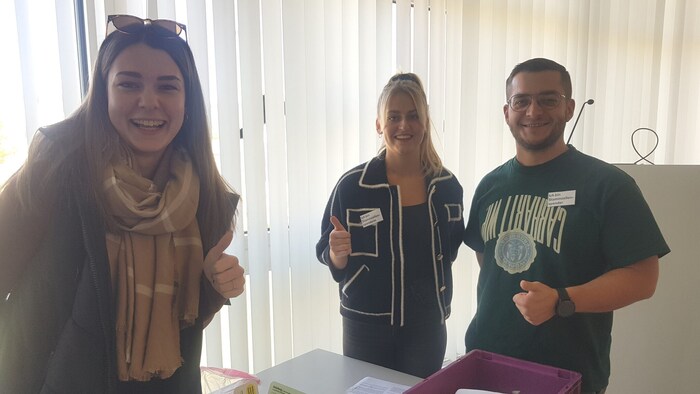 Elena und Matthias sind schon Spender, halfen aber trotzdem mit.