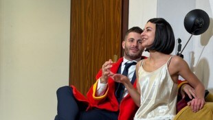 Flirts, die im Chaos enden: Humor bleibt bei Max Ortner (hier mit Julia Augscheller) am ...