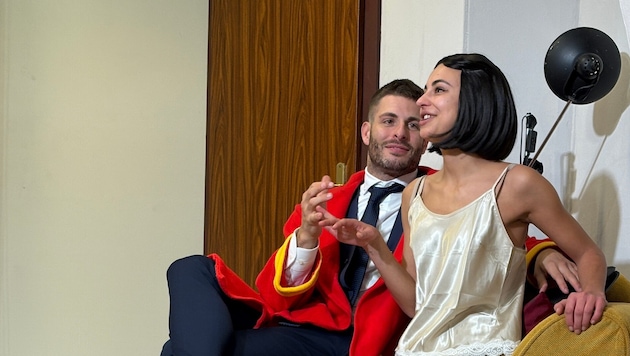 Flirts, die im Chaos enden: Humor bleibt bei Max Ortner (hier mit Julia Augscheller) am ...