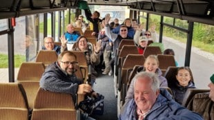 Die verblüfften Fahrgäste freuten sich über die Fahrt mit dem Retrobus