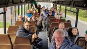 Die verblüfften Fahrgäste freuten sich über die Fahrt mit dem Retrobus