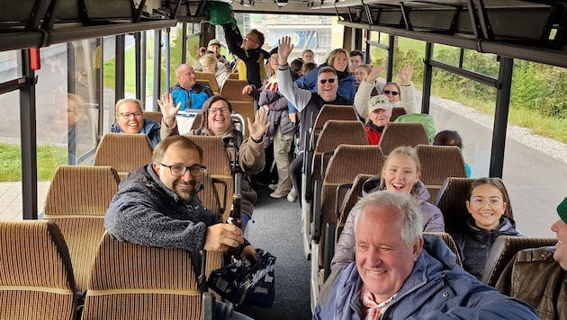 Die verblüfften Fahrgäste freuten sich über die Fahrt mit dem Retrobus