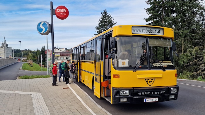 Mit diesem alten Postbus (Baujahr 1987) wurde die am Bahnhof Garsten gestrandete Reisegruppe ...