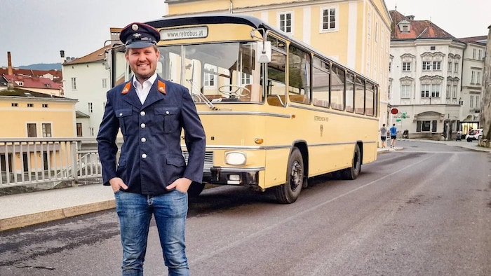Nikolaus Nenning und seine Kollegen bieten Nostalgiefahrten in historischen Bussen an.