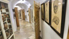 Das graue Rund des markanten Narrenturms birgt einzigartige Kunstwerke menschlichen Leidens.