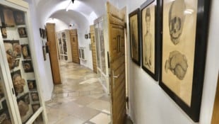 Das graue Rund des markanten Narrenturms birgt einzigartige Kunstwerke menschlichen Leidens.