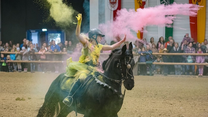 Für so einen Stunt braucht es viel Vertrauen des Pferds!