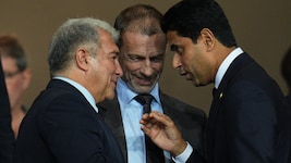 UEFA-Präsident Aleksander Ceferin (Mitte), Barcelona-Boss Joan Laporta und PSG-Präsident Nasser ...
