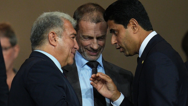 UEFA-Präsident Aleksander Ceferin (Mitte), Barcelona-Boss Joan Laporta und PSG-Präsident Nasser ...