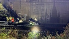 Das Fahrzeug blieb verkehrt auf den Gleisen liegen.