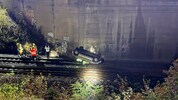 Das Fahrzeug blieb verkehrt auf den Gleisen liegen.