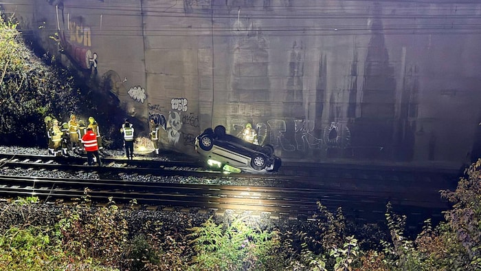 Das Fahrzeug blieb verkehrt auf den Gleisen liegen.