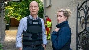 Schnabel und Winkler (v.l.) müssen das erste Mal als Duo einen Fall lösen – keine leichte ...