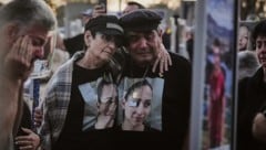 Zahlreiche Menschen trauerten um ihre verstorbenen Angehörigen.