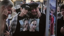 Zahlreiche Menschen trauerten um ihre verstorbenen Angehörigen.