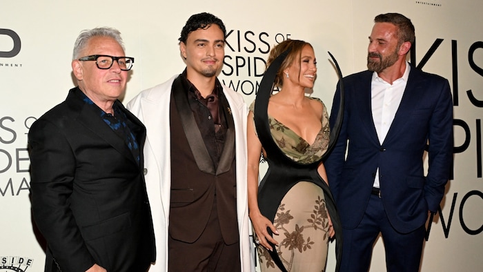 War das etwa ein kleiner Flirt? J.Lo und Affleck tauschten am Red Carpet immer wieder tiefe ...
