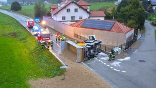 Der Lkw kippte mitten auf der Straße um.