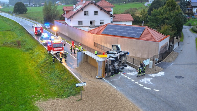 Der Lkw kippte mitten auf der Straße um.