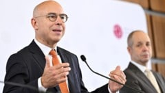 Die Ökonomen von Wifo (links im Bild Gabriel Felbermayr) und IHS (Holger Bonin, rechts) heben ...