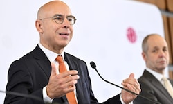 Die Ökonomen von Wifo (links im Bild Gabriel Felbermayr) und IHS (Holger Bonin, rechts) heben ...