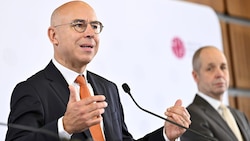 Die Ökonomen von Wifo (links im Bild Gabriel Felbermayr) und IHS (Holger Bonin, rechts) heben ...