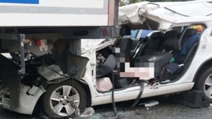 Die Frau erlag an ihrern VerletzungenDurch den heftigen Aufprall wurde das Fahrzeug bis zur ...