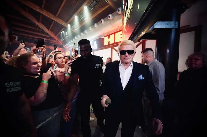 Kurz vor dem Auftritt: Heino ist konzentriert, wird gleich ein 75-minütiges Hit-Konzert ...