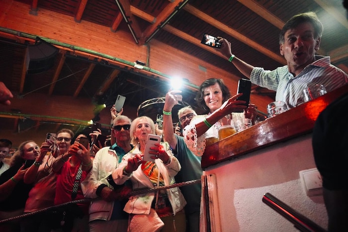 Ein Selfie mit Heino: Unzählige Fans wollen auf den Star einen nahen Blick erhaschen, bevor der ...