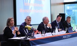 Tersch, Tomac, Karner, Holzer und Naca beim Pressetermin in Innsbruck.