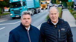 Walter Semlitsch (links) und Peter Kirchengast vor der B67 in Kalsdorf, einer beliebten ...