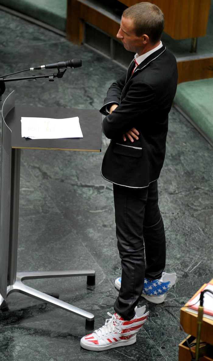 Stefan Petzner mit auffallendem Schuhwerk im Nationalrat
