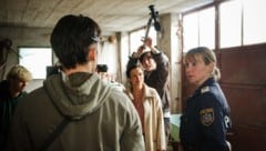 Drehszene: Julia Koschitz (re.) spielt eine Polizistin, die nach einem Mädchen sucht.