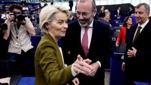 Kommissionschefin Ursula von der Leyen und Manfred Weber (beide EVP): Die Stimmung war schon mal ...