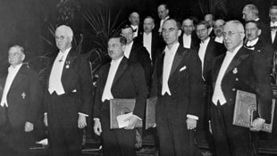 1936 erhielten der Steirer Viktor Hess (ganz rechts) und Otto Loewi (ganz links), der viele ...