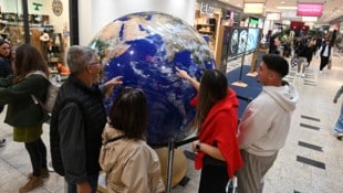 Viele Besucher faszinieren die Bilder und Modelle der Ausstellung Terra Blue in den Klagenfurter ...