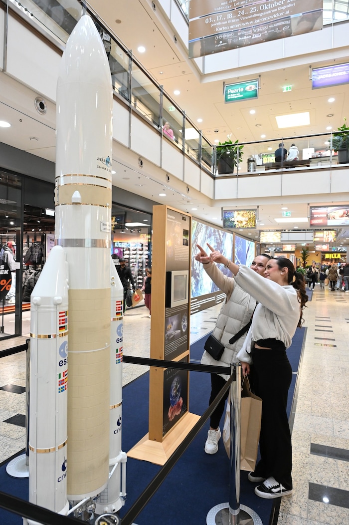 Das detailgetreue Standmodell der Europa-Rakete ARIANE V zieht Interessierte an.