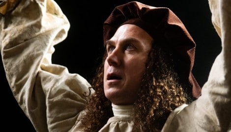 Lars Eidinger im barocken Kostüm des Hofmalers im neuen Film „Leibniz“.