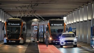 Der Radweg (rot markiert) verläuft zwischen Bus- und Autostreifen. Die Busse müssen diesen ...