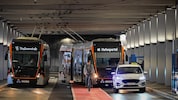 Der Radweg (rot markiert) verläuft zwischen Bus- und Autostreifen. Die Busse müssen diesen ...