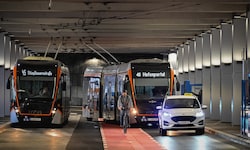 Der Radweg (rot markiert) verläuft zwischen Bus- und Autostreifen. Die Busse müssen diesen ...
