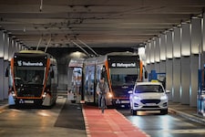 Der Radweg (rot markiert) verläuft zwischen Bus- und Autostreifen. Die Busse müssen diesen ...
