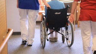 Pflegekräfte leisten Schwerstarbeit – aber unter welchen Bedingungen? Ein Drama in einer ...