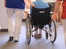 Pflegekräfte leisten Schwerstarbeit – aber unter welchen Bedingungen? Ein Drama in einer ...