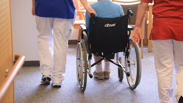 Pflegekräfte leisten Schwerstarbeit – aber unter welchen Bedingungen? Ein Drama in einer ...