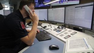 Ein echter Polizist in der Notrufzentrale. Die Gauner geben sich am Telefon als Beamte aus, ...