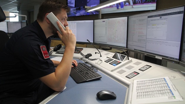 Ein echter Polizist in der Notrufzentrale. Die Gauner geben sich am Telefon als Beamte aus, ...