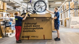 Große Anbieter, wie etwa Rebike betreiben ein großes Refurbishment-Center von dem aus die ...