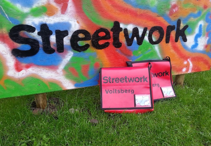 Die Streetworker*innen von Jugend am Werk sind an ihren roten Taschen gut erkennbar: Darin ...