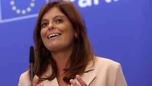 Ilaria Salis ist erleichtert. Die Linksaktivistin behält ihre parlamentarische Identität.